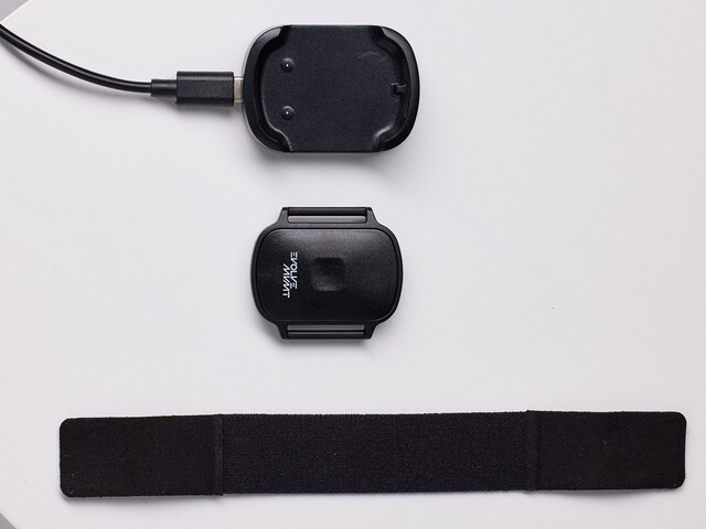 EVOLVE MVMT 套件包括一个传感器、背带和充电器。(来源：EVOLVE MVMT）
