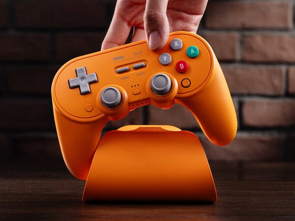 橙色的 8BitDo Pro 3 还在欧洲和英国有售。(图片来源：8BitDo）