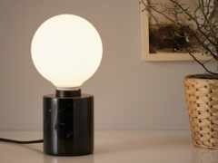 宜家 Kajplats 球形灯泡将加入 Tradfri LED 灯泡（如图）等老款式的行列。(图片来源：宜家）