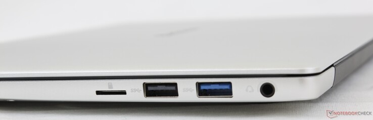 右边。微型SD读卡器、USB-A 2.0、USB-A 3.0、3.5毫米耳机