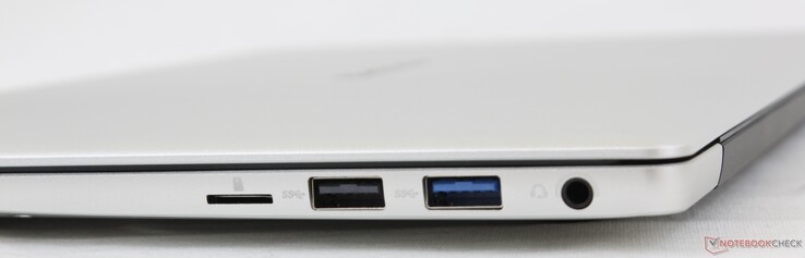 右边。微型SD读卡器、USB-A 2.0、USB-A 3.0、3.5毫米耳机