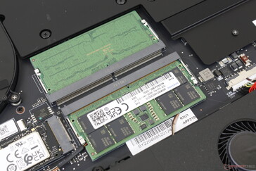 可访问的2个DDR5 SODIMM插槽。我们可以注意到我们的测试装置没有电子噪音或线圈啸叫。