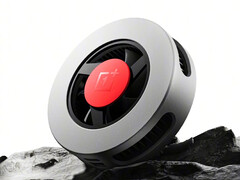 OnePlus 27W 冰点冷却器依靠磁铁吸附在手机上。(图片来源：OnePlus）