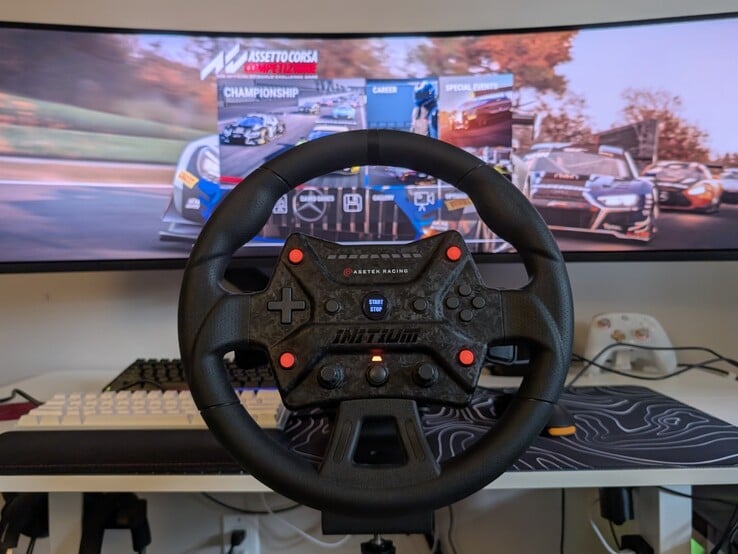 Asetek Initium 方向盘与电脑上的 Assetto Corsa Competizione。
