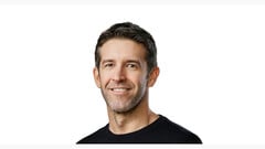 Apple 硬件工程高级副总裁 John Ternus 的照片。(图片来源:Apple)