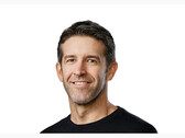 Apple 硬件工程高级副总裁 John Ternus 的照片。(图片来源：Apple) 