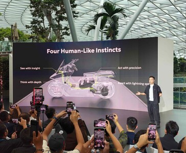 Omoway 介绍 OMO-ROBOT 结构及其四种类似人类的本能。