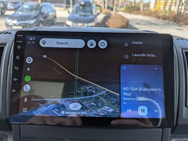 由于脱离了设备处理，Android Auto 和Apple CarPlay 运行良好，但系统上的其他一切都慢得令人痛苦。