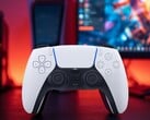 在电脑显示器前看到的DualSense PS5手柄