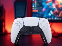 在电脑显示器前看到的DualSense PS5手柄