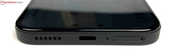 底部：扬声器、USB-C 2.0、麦克风、双 SIM 卡