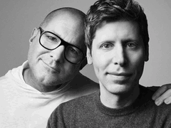 Jony Ive 与 Sam Altman 宣布 OpenAI 和 Io 合并的合影（图片来源：OpenAI）