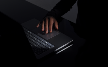 与上一代 Surface Laptop 第 7 版相比，触控板的尺寸增大了 30%。