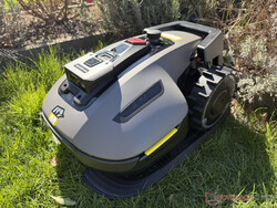 充电站中的 Mammotion Yuka Mini 800