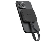 兼容 MagSafe 的 NX-P4MG 在日本的起价约为 188 美元。图：连接到 iPhone 上的便携式固态硬盘。(图片来源：Nextorage）