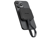 兼容 MagSafe 的 NX-P4MG 在日本的起价约为 188 美元。图：连接到 iPhone 上的便携式固态硬盘。(图片来源：Nextorage）