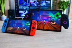 任天堂 Switch OLED 对战 OneXplayer X1 Pro - 《蓝精灵 2》。(图片来源：Marc Herter/ Notebookcheck）