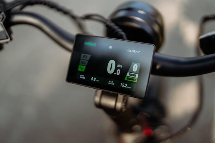 Velotric Triker 电动三轮车配有 3.5 英寸全彩中置液晶显示屏（图片来源：Velotric）