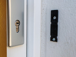 安装板可以用胶粘或螺丝固定。