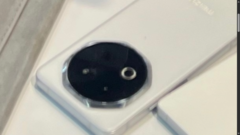 美图新旗舰在野外（？）(图片来源：数字聊天站）