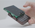 Galaxy 配备定制外壳和黑莓键盘的 Z Flip 5 手册