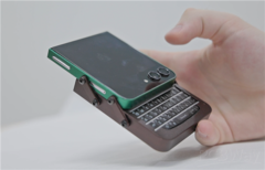 Galaxy 配备定制外壳和黑莓键盘的 Z Flip 5 手册