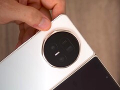 一些优酷用户已经在测试Honor Magic V5。其中还包括与 Magic V3 和 Oppo Find N5 的对比。(图片来源：Tech Tablets）