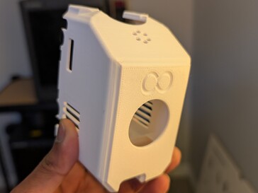 白色 ASA 印刷品有些翘曲,但其他方面都很干净。