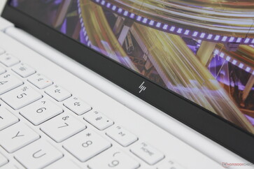 铰链不是很结实,但盖子很轻,摇晃不是问题