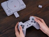 用于原始 PlayStation 控制器的 8BitDo Mod Kit 增加了蓝牙支持和可充电电池。(图片来源：8BitDo）