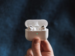 SPR AVS（空间中继视听同步）首先由Apple 在 iPhone 17、AirPods Pro 3 和 Vision Pro 中实现。图为 AirPods Pro。(图片来源：Omid armin on Unsplash）