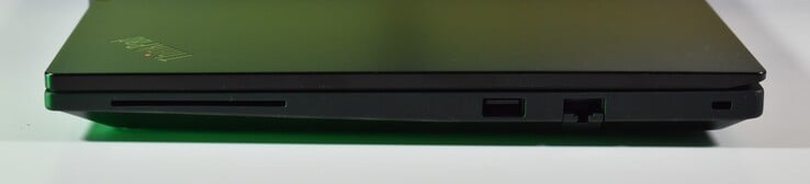 右侧智能卡读卡器、USB-A 3.2 Gen 1、RJ45 以太网、Kensington Lock 插槽