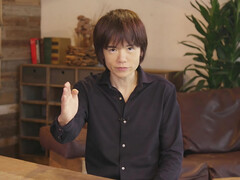 任天堂游戏创作者 Masahiro Sakurai 坐在桌前（图片来源：《卫报）
