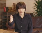 任天堂游戏创作者 Masahiro Sakurai 坐在桌前（图片来源：《卫报）