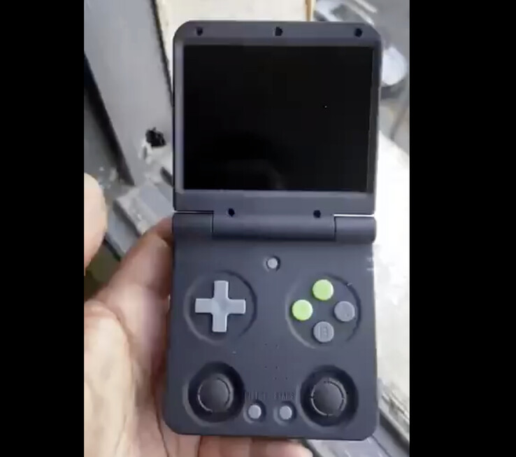 Miyoo Mini Flip 类似 Game Boy Advance SP。(图片来源：Miyoo）