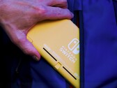 任天堂可能正在开发比 Switch Lite 更袖珍的掌上游戏机。(图片来源：任天堂）