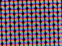 LC 显示器采用经典的 RGB 子像素矩阵，由一个红色、一个蓝色和一个绿色发光二极管组成。
