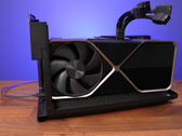 RTX 4090 FE几乎不适合Razer Core X Chroma外部GPU封闭器。(图片来源：Jarrod's Tech)