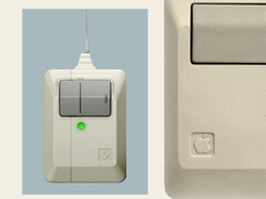 Spigen 的新款 AirPods Pro 3 配件，旁边是Apple 的原版 Macintosh 鼠标。