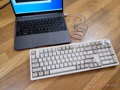 詹姆斯-电驴RS2是一款具有90年代复古外观的现代无线机械键盘