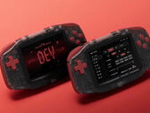 Konkr Pocket Advance 开发者特别版配有红色按钮和半透明外壳。