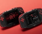Konkr Pocket Advance 开发者特别版配有红色按钮和半透明外壳。