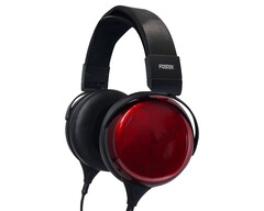 Fostex TH910 是一款采用日本漆面枫木外壳的封闭式耳罩式旗舰耳机。(图片来源：Fostex）