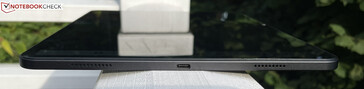 右：扬声器、USB-C 2.0、扬声器