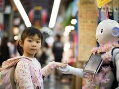 普林斯顿大学警告 Web3 人工智能代理受到上下文操纵攻击。图为一个女孩牵着机器人的手（图片来源：Andy Kelly, Unsplash）