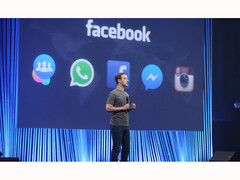 2015 年 Facebook F8 大会期间，Meta 首席执行官马克-扎克伯格在台上的照片。(图片来源：Meta）