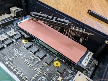 主要的M.2 2280 PCIe4 x4 NVMe插槽+次要的2.5英寸SATA III插槽在顶部。可拆卸的WLAN模块位于M.2 SSD的下方
