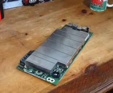 采用大型无源散热器的 AMD BC250 板(图片来源:Budget-Builds Official via YouTube)