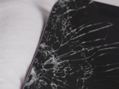 iPhone 17 Pro（如图）的显示屏在第一次跌落时碎裂，但之后仍能正常工作。(图片来源：Allstate Protection Plans/YouTube）