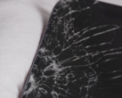iPhone 17 Pro（如图）的显示屏在第一次跌落时碎裂，但之后仍能正常工作。(图片来源：Allstate Protection Plans/YouTube）